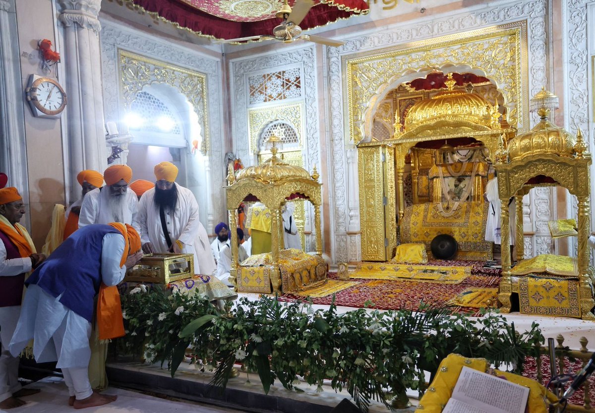 narendramodi's tweet photo. ਸ੍ਰੀ ਗੁਰੂ ਗੋਬਿੰਦ ਸਿੰਘ ਜੀ ਦੇ ਪਵਿੱਤਰ ਪ੍ਰਕਾਸ਼ ਉਤਸਵ 'ਤੇ ਅਸੀਂ ਉਨ੍ਹਾਂ ਨੂੰ ਸ਼ਰਧਾ ਸਹਿਤ ਪ੍ਰਣਾਮ ਕਰਦੇ ਹਾਂ। ਉਹ ਹਿੰਮਤ, ਹਮਦਰਦੀ ਅਤੇ ਕੁਰਬਾਨੀ ਦੇ ਪ੍ਰਤੀਕ ਹਨ।ਉਨ੍ਹਾਂ ਦਾ ਜੀਵਨ ਅਤੇ ਸਿੱਖਿਆਵਾਂ ਸਾਨੂੰ ਸੱਚ, ਨਿਆਂ, ਧਰਮ ਲਈ ਖੜ੍ਹੇ ਹੋਣ ਅਤੇ ਮਨੁੱਖੀ ਮਾਣ-ਸਨਮਾਨ ਦੀ ਰਾਖੀ ਲਈ ਪ੍ਰੇਰਿਤ ਕਰਦੀਆਂ ਹਨ। ਸ੍ਰੀ ਗੁਰੂ ਗੋਬਿੰਦ ਸਿੰਘ ਜੀ ਦਾ ਦ੍ਰਿਸ਼ਟੀਕੋਣ ਪੀੜ੍ਹੀਆਂ ਨੂੰ ਸੇਵਾ ਅਤੇ ਨਿਰਸਵਾਰਥ ਕਰਤੱਵ ਦੇ ਰਾਹ 'ਤੇ ਰਹਿਨੁਮਾਈ ਕਰਦਾ ਰਹਿੰਦਾ ਹੈ।

ਇਸ ਸਾਲ ਦੀ ਸ਼ੁਰੂਆਤ ਵਿੱਚ ਤਖ਼ਤ ਸ੍ਰੀ ਹਰਿਮੰਦਰ ਜੀ ਪਟਨਾ ਸਾਹਿਬ ਦੀ ਮੇਰੀ ਯਾਤਰਾ ਦੀਆਂ ਇੱਥੇ ਤਸਵੀਰਾਂ ਹਨ, ਜਿੱਥੇ ਮੈਨੂੰ ਸ੍ਰੀ ਗੁਰੂ ਗੋਬਿੰਦ ਸਿੰਘ ਜੀ ਅਤੇ ਮਾਤਾ ਸਾਹਿਬ ਕੌਰ ਜੀ ਦੇ ਪਵਿੱਤਰ ਜੋੜਾ ਸਾਹਿਬ ਦੇ ਦਰਸ਼ਨ ਵੀ ਹੋਏ ਸਨ।