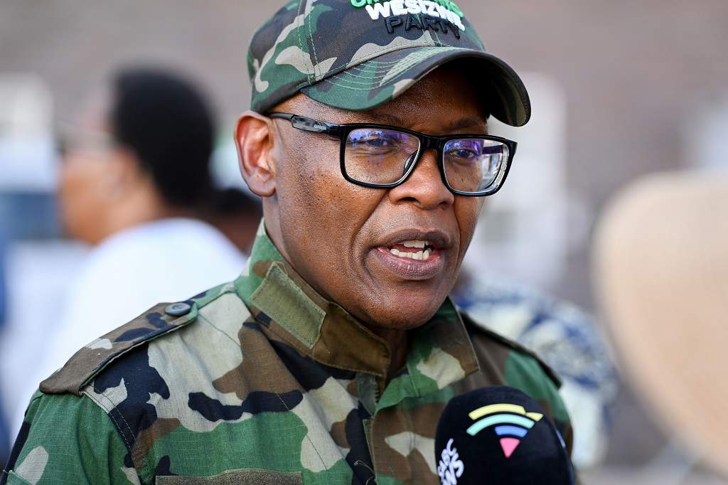 athenkosi591's tweet photo. Jimmy Manyi Former member of ANC, Former member of EFF, Former member of ATM, current member of MKP, Spokesperson of Jacob Zuma Foundation is considering having dual memberships of MKP and Mayibuye. Ungalithemba njani iphixiphixi elinje.🤣🤣🤣 https://t.co/JgU1j0RVIi