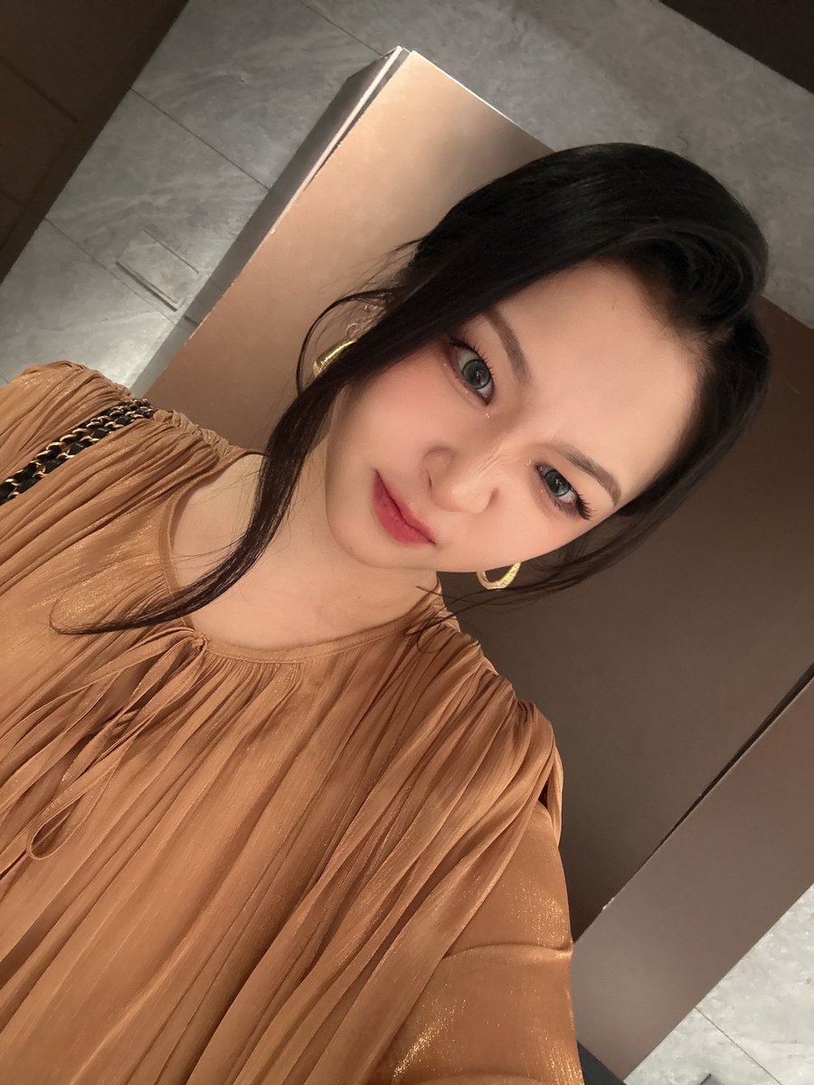 HiddenPGZ's tweet image. [Jiwoo 🫧] 251227 KST

"Gasp gasp"
"Congratulatory song safely done!"