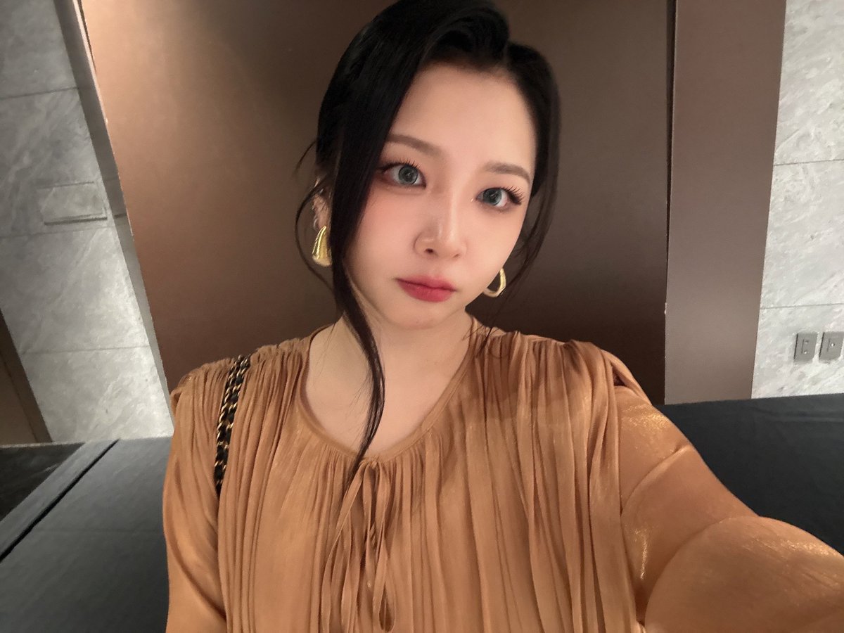 HiddenPGZ's tweet image. [Jiwoo 🫧] 251227 KST

"Gasp gasp"
"Congratulatory song safely done!"