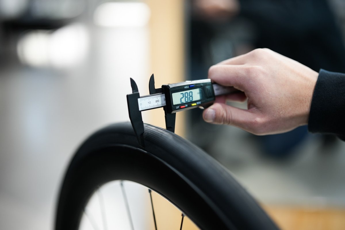 ROVAL RAPIDE CLX Ⅲの試乗ホイールをご用意しました。S-WORKS TURBO30cをインストールすると実測でタイヤ幅が28.8mm！乗り心地も良く非常に快適です。
specialized-store.jp/sendai-izumi/b…