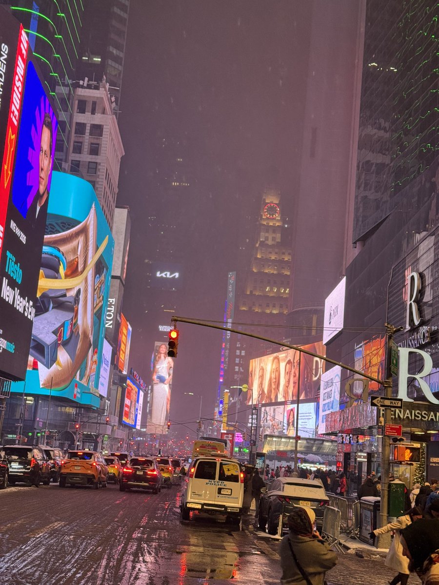 FF_Reynolds's tweet photo. Hello from Times Square! Go Tigers!  #ALLIN  #snow #pinstripebowl https://t.co/OCGMcFRmDV