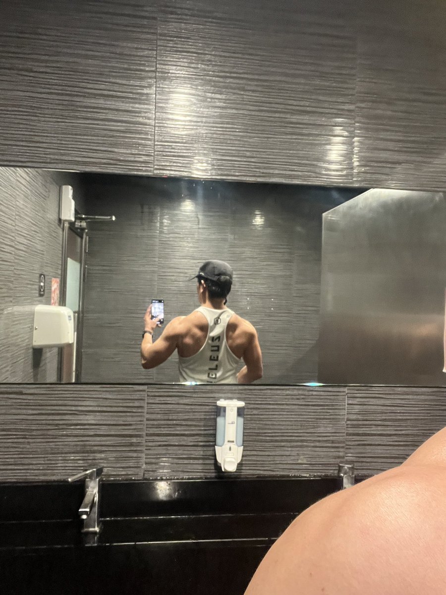 lnwron19's tweet photo. 充血狀態

減脂狀態還能這樣是否該滿意了
日常訓練完還加入HYROX的訓練
真的被摧殘的不輕
但是能一點一點的進步
就是推著我前進的動力了
真的是
爆！幹！累！ https://t.co/iGh3IdvT46