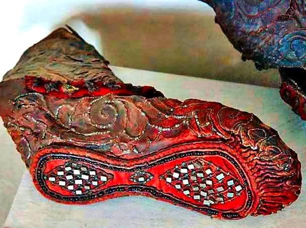 2400 жилийн настай. Монгол нутгаас олдсон гутал .....