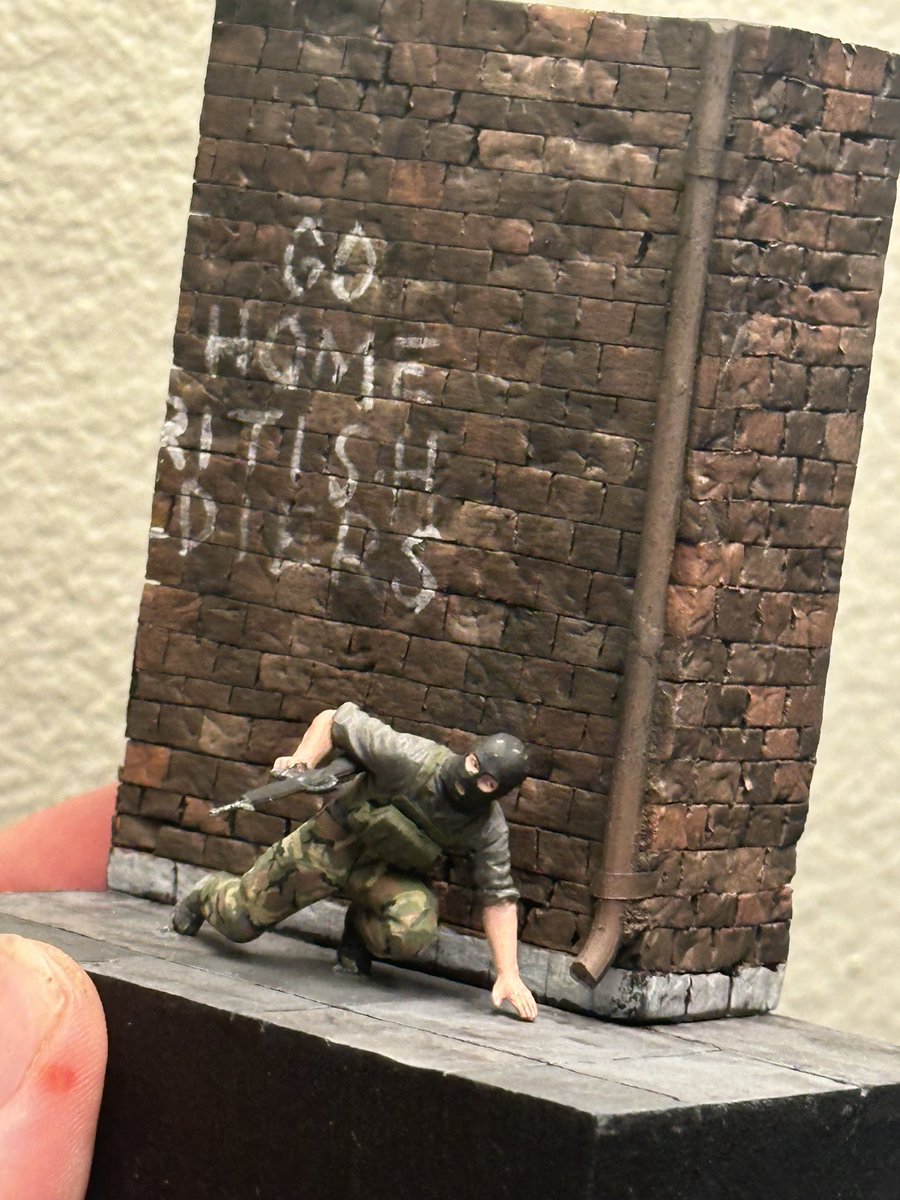 HandHModels's tweet photo. an older little vignette I forgot to post. sprue frames make great gutters https://t.co/La3bQ3wZAD