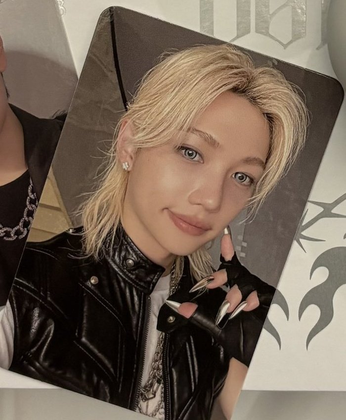 ESTA PHOTOCARD DE FELIX OMGG, LAS UÑAS