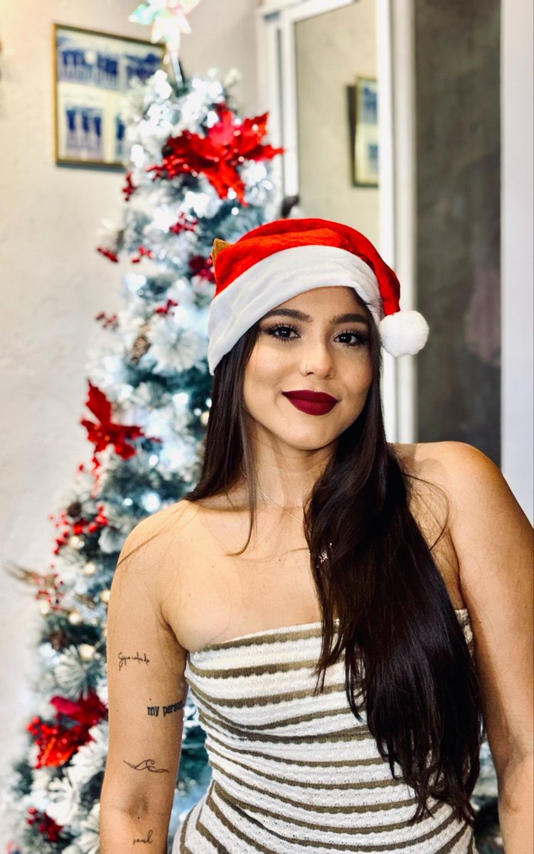 DCisne97's tweet photo. 🎄💋🎠🤍 https://t.co/mf930IJQG9