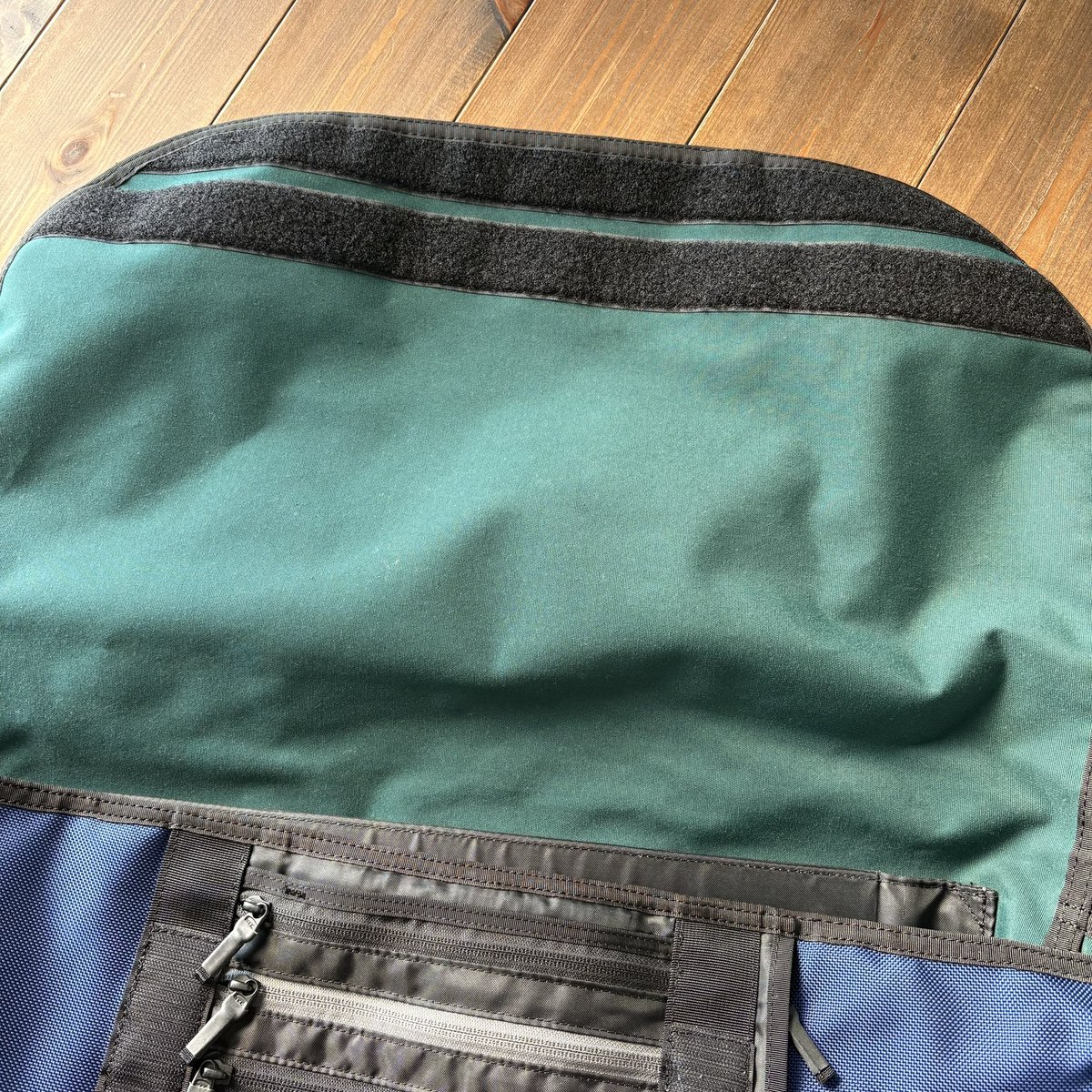 maintenancehype's tweet photo. 経年劣化で内張りのターポリン(グレー部分)がベトベトポロポロだったTIMBUK2のメッセンジャーバッグ。
修理から戻ってきました。

買い替えも検討しましたが…外張りノーダメージだし愛着あるしで。
思い切って相談して良かった。
仕上がり素晴らしくて大満足です。
ありがとうございました泣 https://t.co/qlLLagm3TH