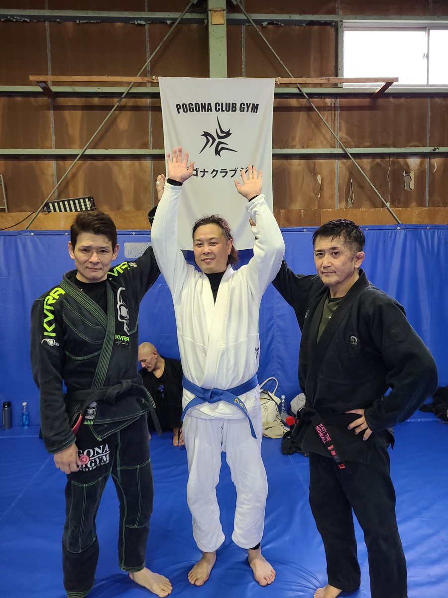 ポゴナさんに出稽古。
久しぶりに先輩方にお逢いしました。
書くなと言われたんですが・・・
カチさんめっちゃ強かったです‼️(笑)
ボコボコにやられました‼️
F 先輩、次お願いいたしますm(_ _)m