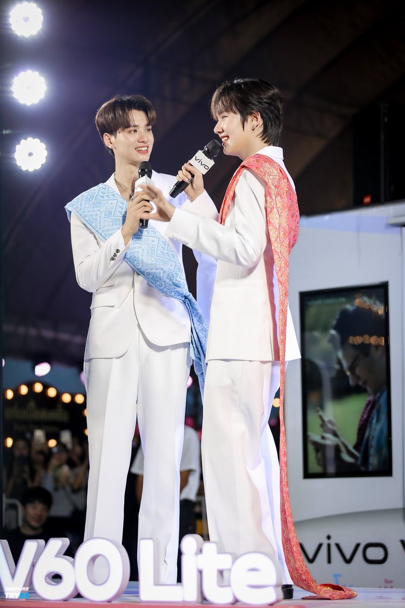 ลุคงานวันที่สีฐานมันดีจริงๆนะ ดีมากๆ ทั่งสองคนเลย ผ้าไทยพอมาอยู่บนตัวเก่งน้ำปิงแล้วมันสวย มันเปล่งประกายมาก อยากเห็นผ้าไทยบนตัวเด็กๆ อีก บ่อยๆเลย 😍 

#KengNamping