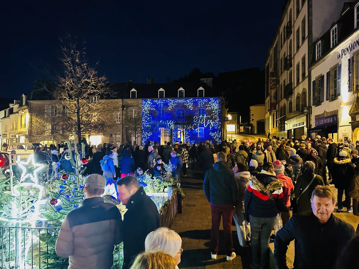 AlainThomasOff's tweet image. [FESTIViTÉS] 🎉

A l’occasion de la 9ème édition de « Pont-Aven en Lumière », Alain Thomas fête ses 30 ans de présence dans la célèbre cité des peintres avec une illumination de la façade de l’ancien Hôtel Julia : « Jardins de Lumière » 🌠

📅 Jusqu’au dimanche 4 janvier 2026