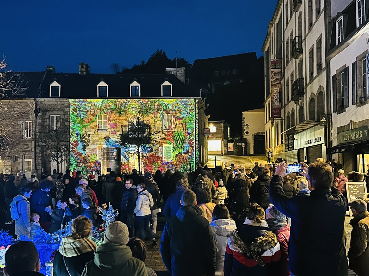 AlainThomasOff's tweet image. [FESTIViTÉS] 🎉

A l’occasion de la 9ème édition de « Pont-Aven en Lumière », Alain Thomas fête ses 30 ans de présence dans la célèbre cité des peintres avec une illumination de la façade de l’ancien Hôtel Julia : « Jardins de Lumière » 🌠

📅 Jusqu’au dimanche 4 janvier 2026