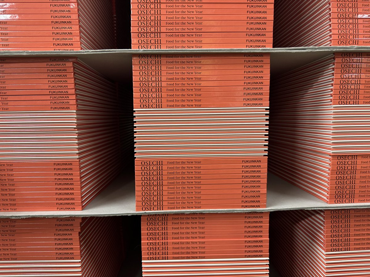 『#おせち』 #MOE絵本屋さん大賞2025 1位おめでとうございます㊗️

製本している私たちもとても嬉しいです。

この秋は『おせち』と『OSECHI』を同時期に製本していて社内がおせちまみれに‼️

実は英語版はページ数がちょっと多いんですよ。
年末に読み比べてみるのも面白いですね🤭

#福音館書店