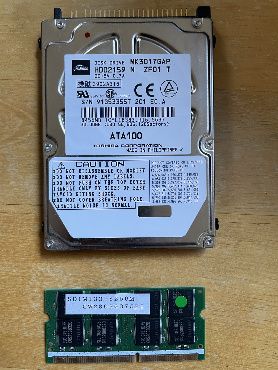 20年くらい前のノートPCから抜いたHDDとSDRAM。 HDDは30GB、メモリは