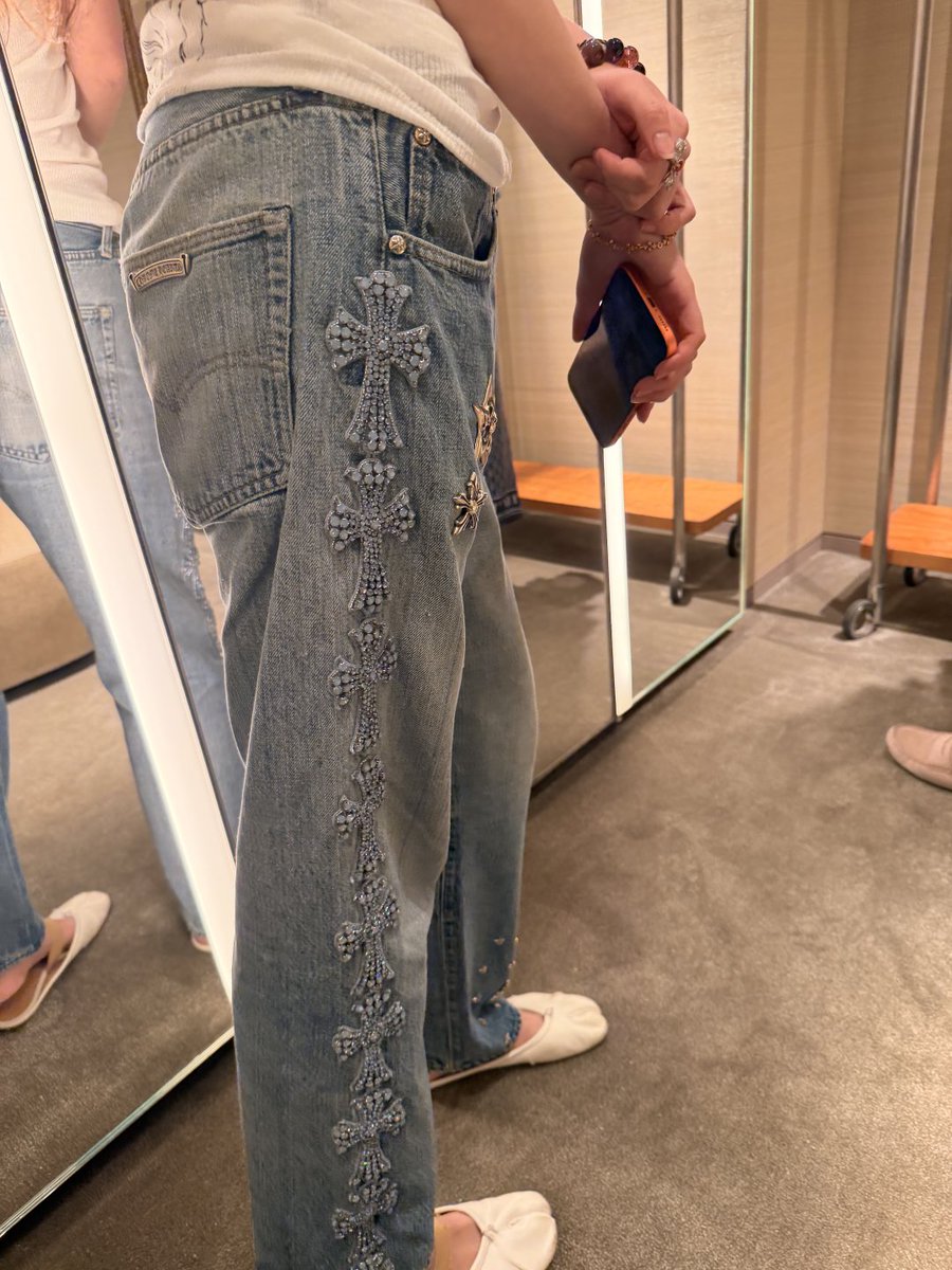 Abstract___or's tweet image. 하늘에 별만 있는 게 아니잖아요? 제 바지 좀 보세요, 마치 반짝이는 효과가 내장된 것처럼 걸어다니는 기분이잖아요.