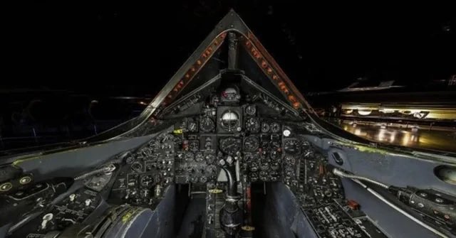 historyinmemes's tweet image. A group of US military SR-71 pilots take a photo OP. They wore modded astronauts suits that protected them as they flew altitudes up to 80,000 feet. It provided fresh oxygen that lacked in that altitude, protection from extreme temperatures as the cockpit can sometimes reach…