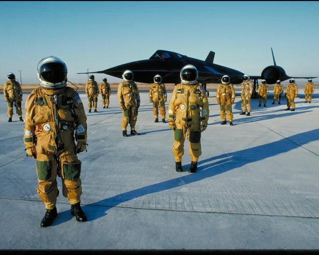 historyinmemes's tweet image. A group of US military SR-71 pilots take a photo OP. They wore modded astronauts suits that protected them as they flew altitudes up to 80,000 feet. It provided fresh oxygen that lacked in that altitude, protection from extreme temperatures as the cockpit can sometimes reach…