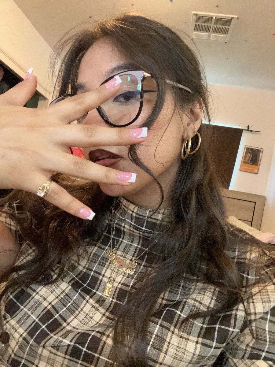 pasteldeyoongi's tweet image. her lipstick’s black and she no longer smiles at all