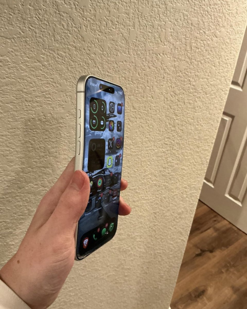 TheAppleDesign's tweet photo. iPhone 17 Pro Max got back pain https://t.co/qHolKoJa5h
