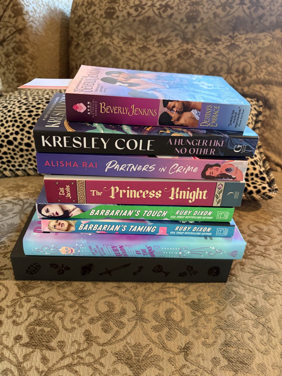 BubblyBooks's tweet photo. Christmas book haul 😍 https://t.co/roIflEW7Us