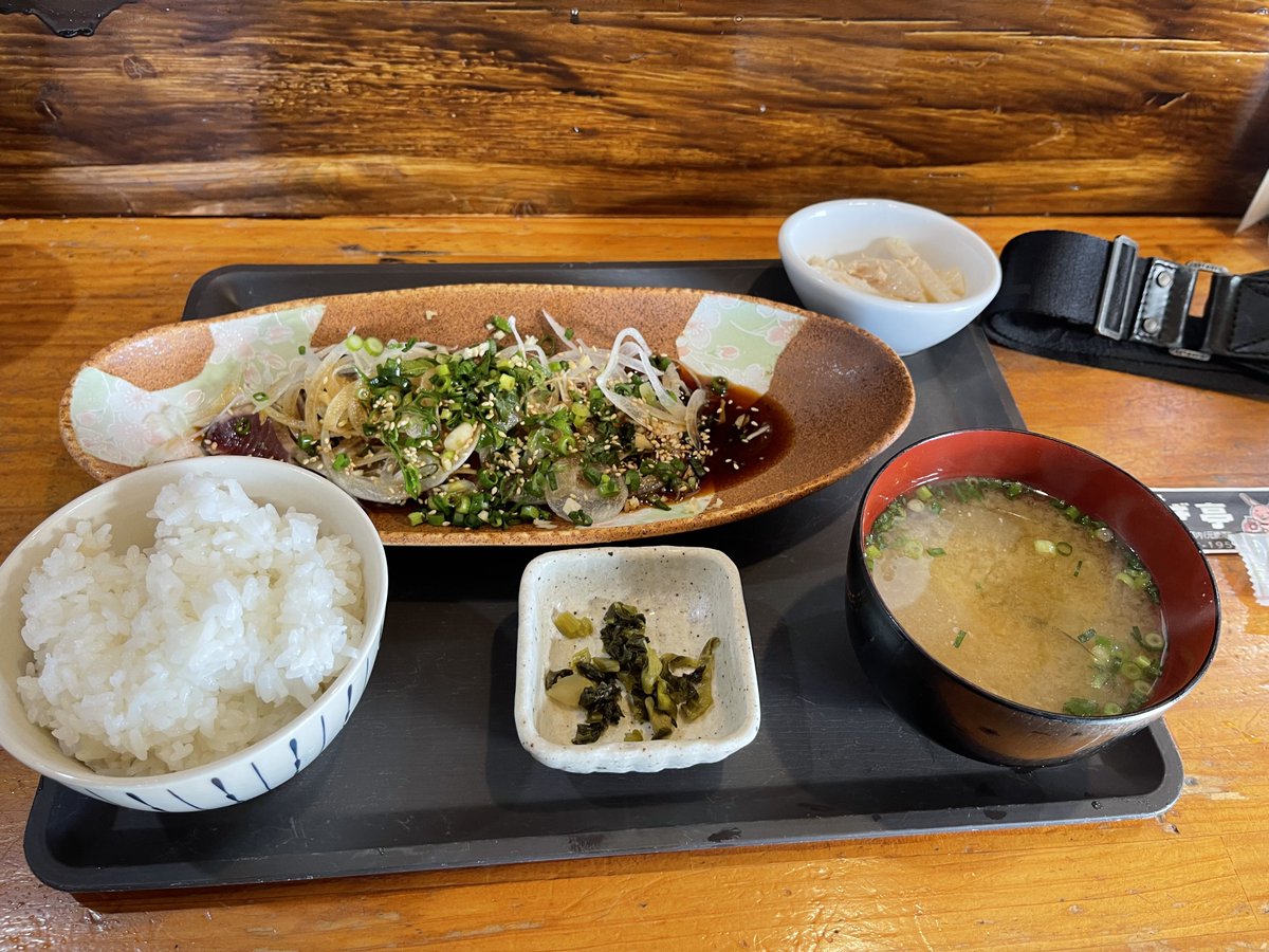 ECR01's tweet photo. うさぎ亭さん、鰹のタタキ定食、いい天気🏍️
正月休みの始まり♪ https://t.co/frDYnZhutO
