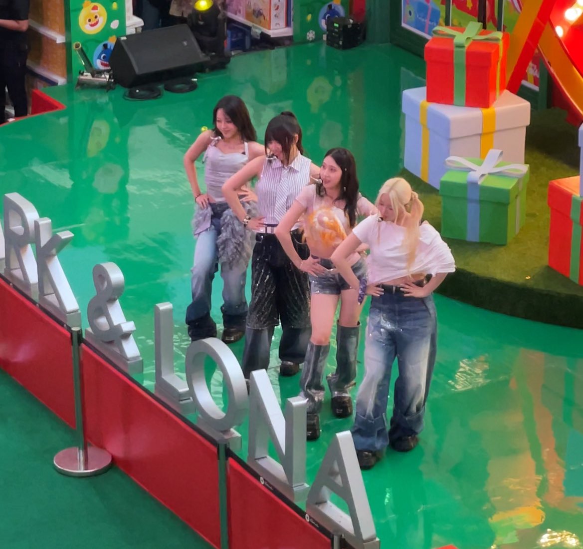 han5xi0's tweet image. Spotted @vvup_official in Kota Kasablanka 🥹🫶🏻☘️