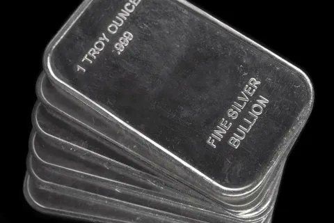 NewsFusion365's tweet photo. 🚨 BREAKING: Silver hits record $77.92/oz

8th year of supply deficit
India imports up 300%
Solar &amp; EV demand exploding
Analysts eye $100 silver in 2026 📈
https://t.co/Jt5esxb1oc

#Silver #Commodities #Markets

RT if you're watching this rally! 👇 https://t.co/EeMaZfOsbh
