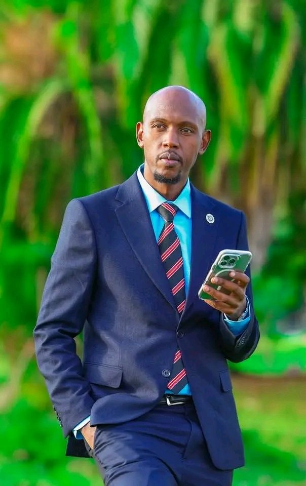 kangethejohn9's tweet photo. Geoffrey Mosira, your criticism of Dr. Fred Matiang’i is misdirected. The ‘fix-it’ man’s record speaks for itself.

Direct your advice to where it’s needed: Governor Sakaja should focus on working for Nairobians, not on the alleged exploitation that is stifling our city. https://t.co/Hs4AkIF0H7