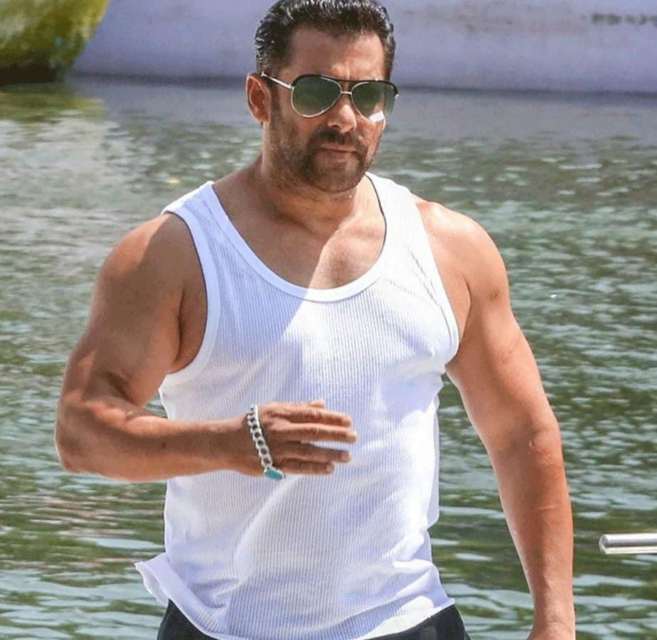 हिंदी सिनेमा जगत में कुछ नाम ऐसे होते हैं जो सिर्फ कलाकार नहीं होते बल्कि एक ब्रांड होते हैं 

Salman Khan उन्हीं में से एक हैं, जिनका आज जन्मदिन है।🔥

उन्होंने बॉलीवुड को पूरे 3 दशक दिए और दबदबा बनाए रखा।

पूरी शिद्दत से फिल्म बनाया
पूरे मन से सच्चा प्यार किया
60 की उम्र में
