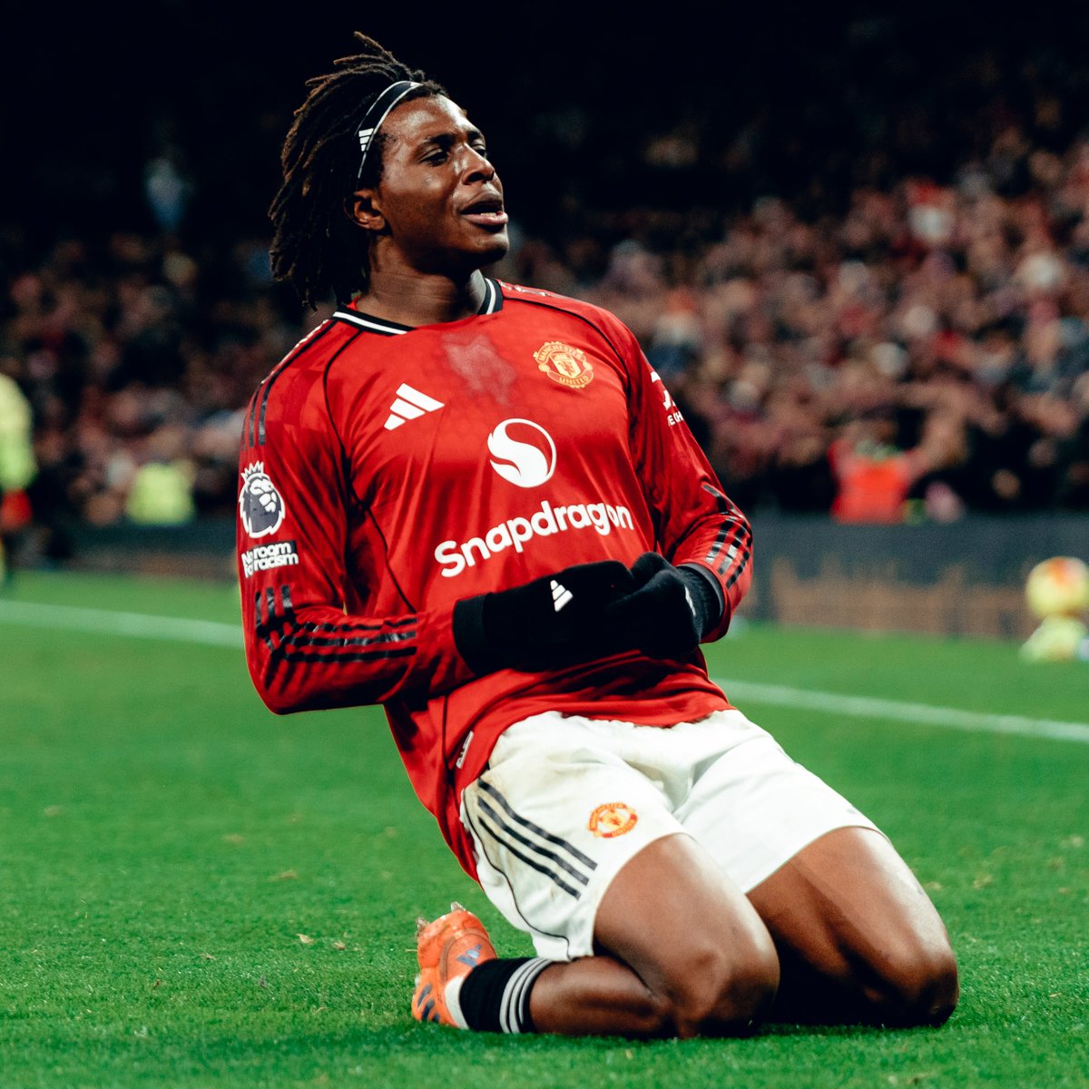 insidebanters's tweet photo. Man United defended a lead after ages!!
I expected an equalizer while Newcastle were attacking crazy.

Man Utd 1-0 Newcastle

Thoughts on the game?
Drop your comments 👇 
#ManchesterUnited
#manunitedvsnewcastle 
#ManchesterUnitedVsNewcastle 
#PremierLeague #football https://t.co/CSZsGx3T0R