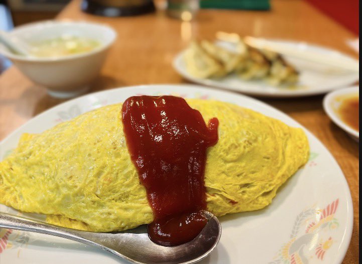 街中華のオムライス
中はエビとかかまぼこが入ったチャーハン風で真っ赤なケチャップがベストマッチ