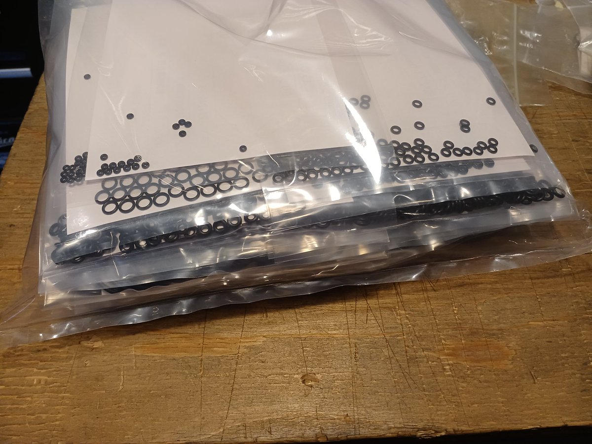 takebowtune's tweet image. さて、2000個弱。
仕分けますかね