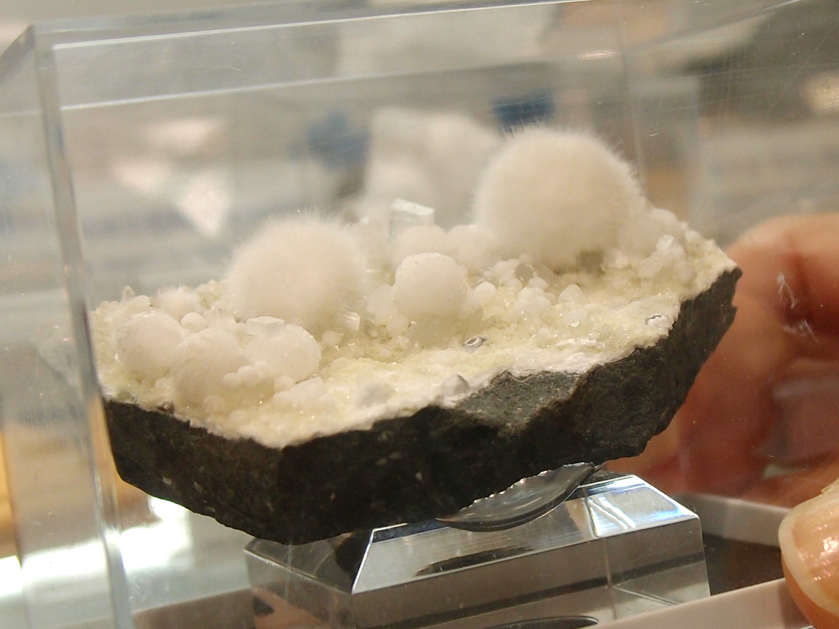 meieki's tweet image. 名駅のハンズで原石・化石の特集企画　店頭に晶洞タイプの大型「紫水晶」
meieki.keizai.biz/headline/3715/

ハンズ名古屋店で開催中の #ミネラルロマンス エクストラ。店頭の晶洞タイプの紫水晶や淡い青色が美しい天青石、大型の鉱石が目を引きます💎✨ほかにも店頭には常時約800点が並びます😊