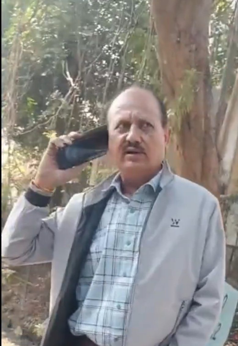 ऑटो वाला – सर किराया दे दीजिए।

यात्री – पुलिस में DSP हूं समझा क्या 😡

ऑटो वाला – सर गरीब की मजबूरी समझिए न 🙏

यात्री – तेरी गरीबी अभी निकालता हूं।

ऑटो वाला – हां निकाल लो सर, मेरा पैसा दे दो प्लीज़ 🙏

फिर पैसेंजर ने किसी को फोन मिलाया, और गाड़ी का नंबर देते हुए बोले, ऑटो