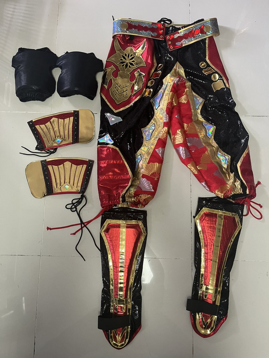 gurukunmask's tweet image. #pw_freedoms 
佐々木貴選手のガウンやらコスチュームやらをデザイン・製作させていただきました。
モチーフは武者頑駄無だったりなかったり。

背景は気にしないでください。
#rd_pw
#琉球覆面商店