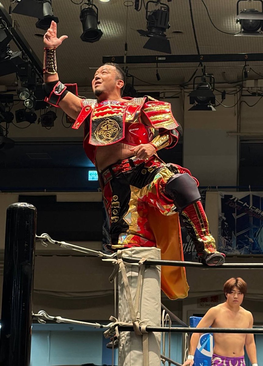 gurukunmask's tweet image. #pw_freedoms 
佐々木貴選手のガウンやらコスチュームやらをデザイン・製作させていただきました。
モチーフは武者頑駄無だったりなかったり。

背景は気にしないでください。
#rd_pw
#琉球覆面商店