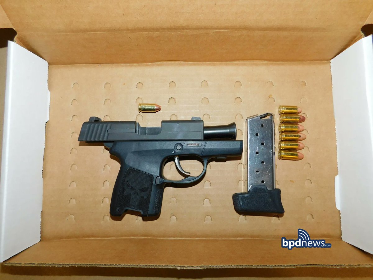 mainenewshound's tweet image. 📛◼️Needham Mass teenage  "running at a full sprint" in the predominately ◼️Black Boston neighborhood of Roxbury earlier this week, arrested. Said had a loaded gun(photo)
#needhamma #mapoli
police.boston.gov/2025/12/24/tee…
Roxbury. Needham Ma.