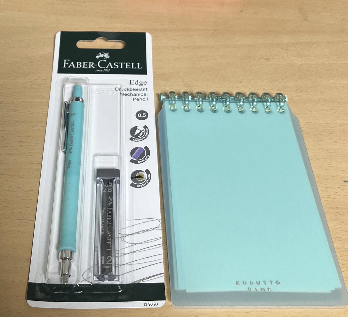 putilabo's tweet image. 気になってた。くるっとリングにマルマンの画用紙とクロッキー用紙セットしてみた。
鉛筆どうしようかなーと思ってたら。
FABER CASTELのシャーペン売ってて。
試し書きしたら良かった！

小さいスケッチブックが重い時あるので。
肌身離さず持ち歩くバージョン作りたかった。