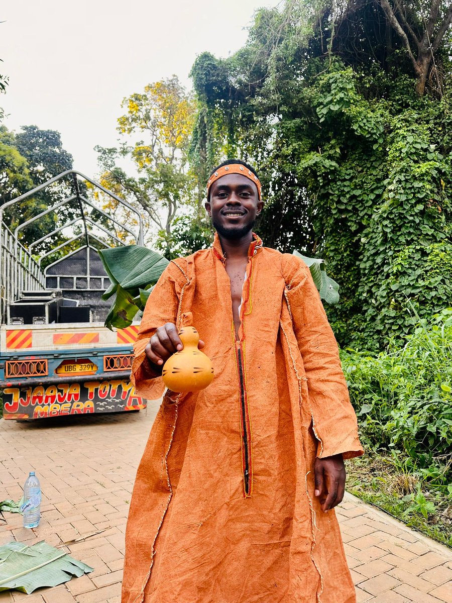 huzaifah_Tours's tweet photo. I handmade this entire look for @ManofTourism every stitch is my own work.
But when I posted it, people (including my uncle!) asked if I was "afraid" of the bark cloth. It’s literally made from a tree! Why are we starting to fear our own heritage?
#ManOfTourism
#Localsfirst https://t.co/QImpSK8TNx