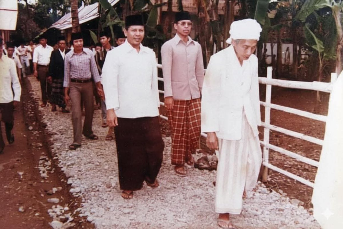 ArtLabarka's tweet image. Dari Depan berimamah : 
Mbah Arwani, atau KH. M. Arwani Amin Said, atau Mbah Arwani Kudus, adalah ulama besar ahli Qiraat dari Kudus, dikenal karena keilmuan Al-Qur'an, ketawadhuan luar biasa, serta pendiri Pondok Pesantren Yanbu'ul Qur'an (Kudus - Jateng).