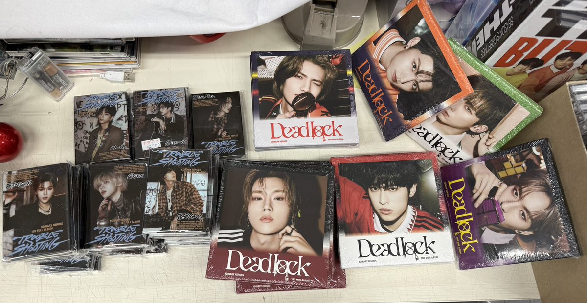 251227 대전 뮤갤 뮤앤갤 뮤직앤갤러리
KPOP 구보 재입고 완료!

#엑스디너리히어로즈 #XdinaryHeroes
#정수 #가온 #주연 버젼은 조금 더 여유있게 입고되었습니다.

이번주 주말 12/27-12/28 정상영업입니다.
문의☎️ 010-7913-5793