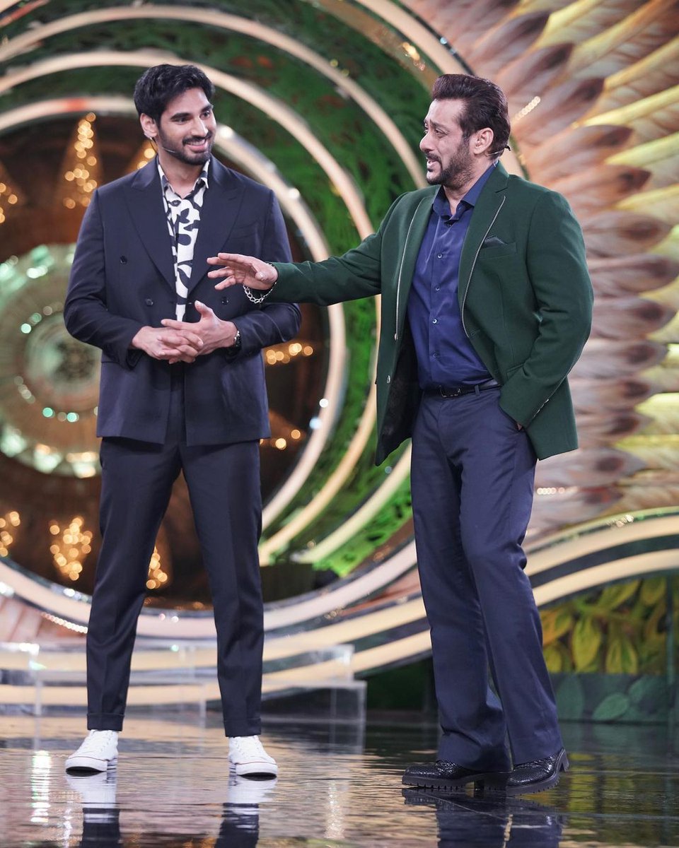 Wishing A very very Happy Birthday to the OG Bhai 
The Man who always stood by his Friends #SalmanKhan 
Have a Great year Ahead Bhaijaan
Best wishes from #AhanShetty fans
#HappyBirthdaySalmanKhan