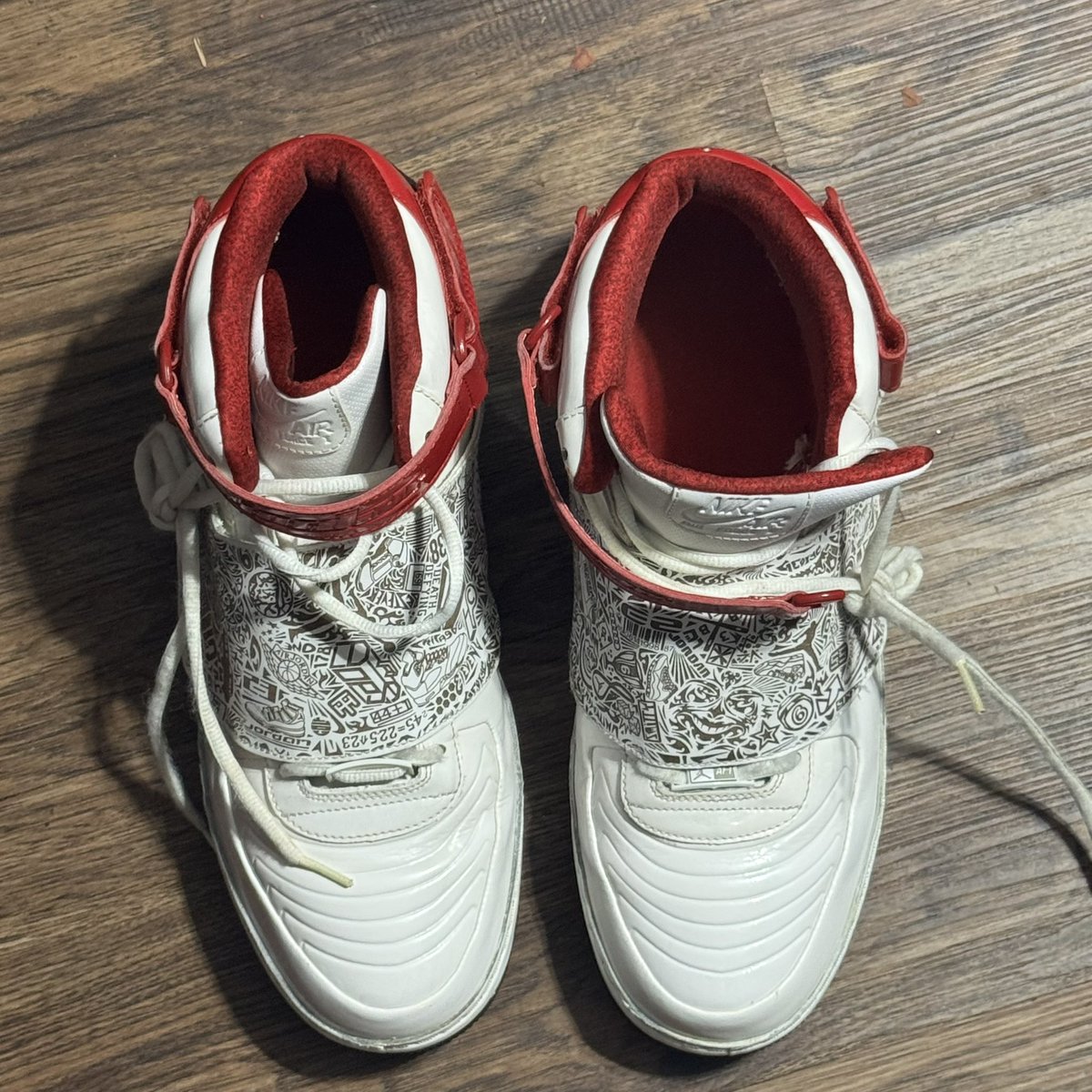 VAULTaged's tweet photo. Jordan Air Force 1 High Strap “Doodle”
2008 • Size 13

Patent leather AF1 highs with the classic doodle panel. Discontinued Jordan Brand release. Pre-owned with wear. DM if you’re looking for a Size 13.

#JordanBrand #AF1 #SneakerTwitter #Size13 #SneakerForSale https://t.co/w1yaoxvm6h