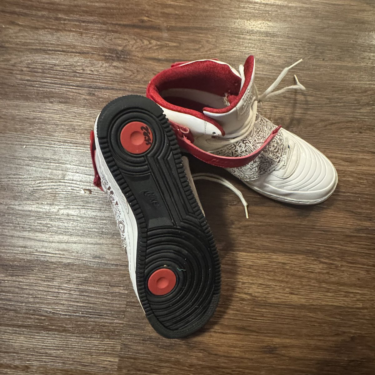 VAULTaged's tweet photo. Jordan Air Force 1 High Strap “Doodle”
2008 • Size 13

Patent leather AF1 highs with the classic doodle panel. Discontinued Jordan Brand release. Pre-owned with wear. DM if you’re looking for a Size 13.

#JordanBrand #AF1 #SneakerTwitter #Size13 #SneakerForSale https://t.co/w1yaoxvm6h