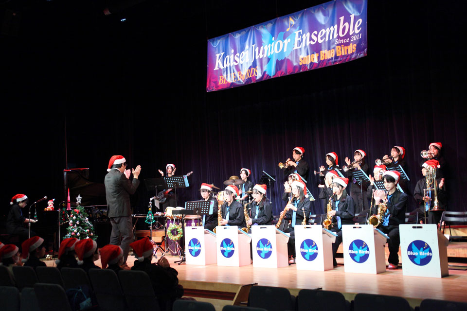 KaiseiJuniorEns's tweet image. 【クリスマスジャズライブ2025】

12月25日には、小学生バンド・中高生バンド合同でクリスマスジャズライブ2025が行われました（南足柄市文化会館小ホール）。クリスマスならではの選曲や演出、役員さんのアイデア光るお楽しみ会により、家族・親戚・友人などと共に温かく楽しい時間を過ごしました。