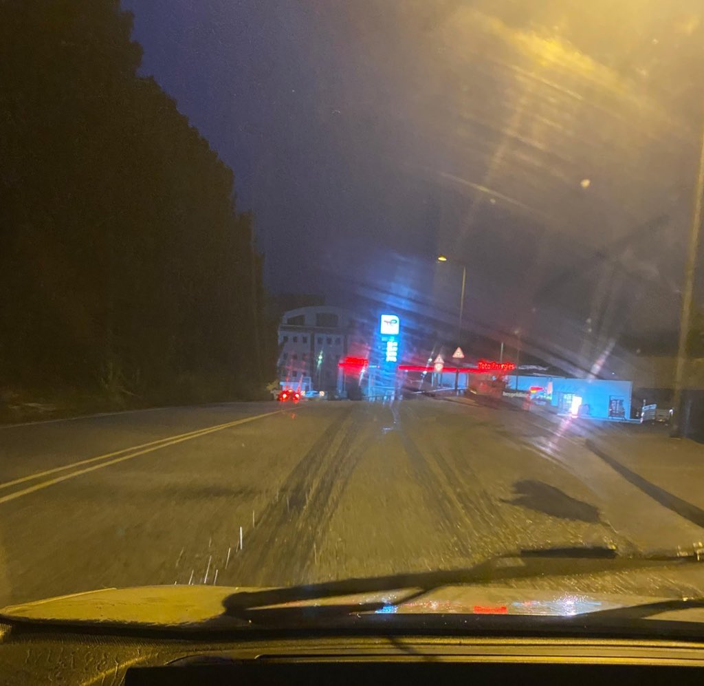 İstanbul’un birçok ilçesinde de karla karışık yağmur etkili olmaya başladı. #kar