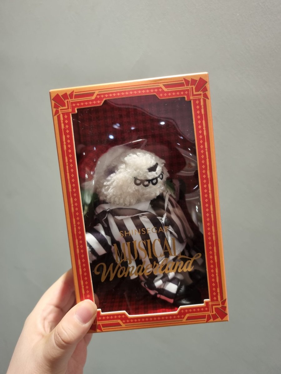 신세계 명동점에 아직 재고 많이 남았어영💗 3만원 이상 구매하면 랜덤 증정이라고 써있지만 갖고 싶은 키링으로 고를 수 있게 해주심!