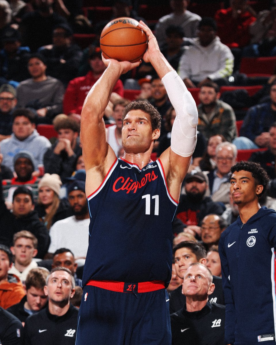 Brook Lopez became the third player to make 9 or more 3-pointers in a game after turning 37 years old tonight!
The other two? Stephen Curry and LeBron James.