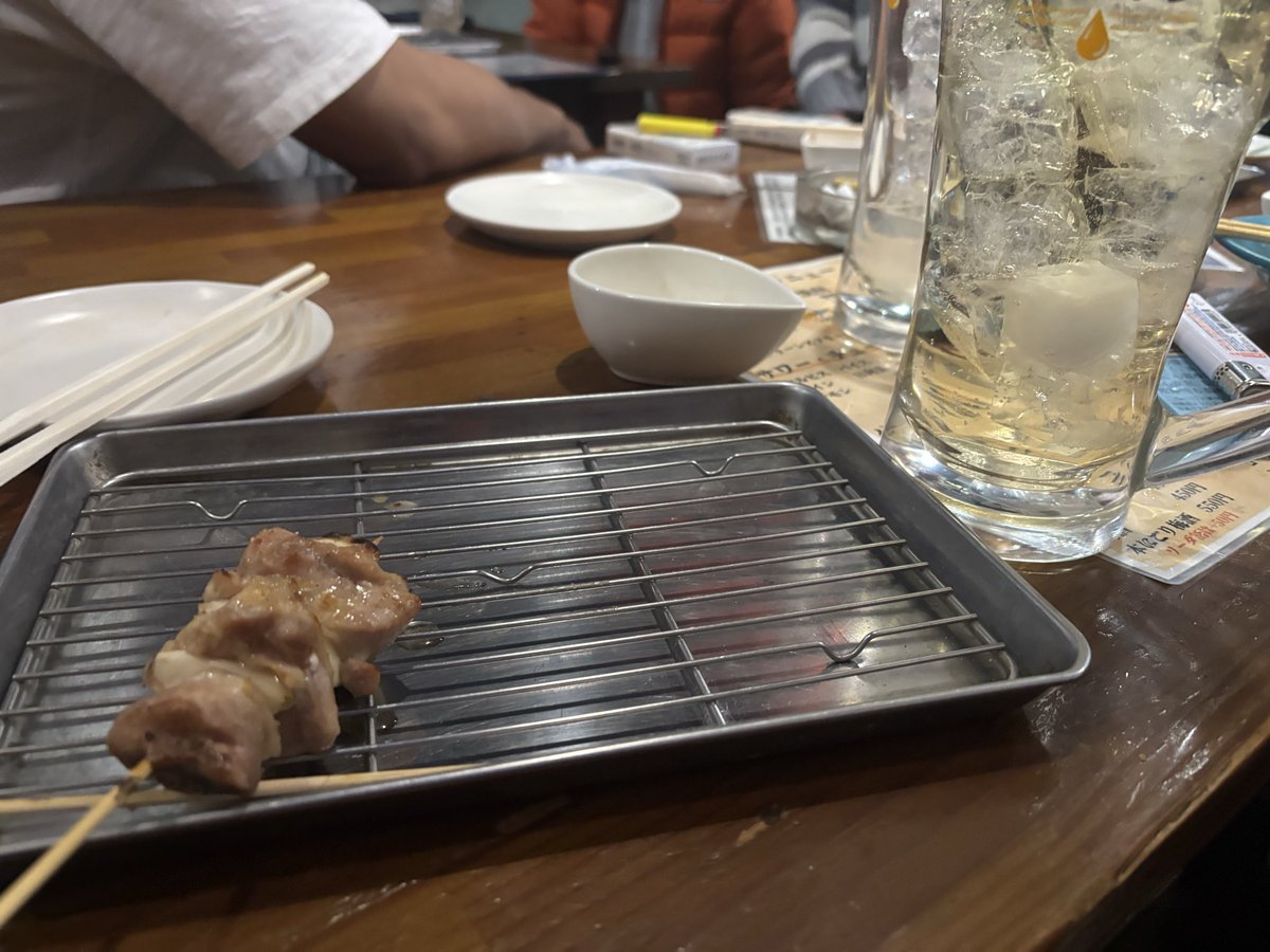 LKSS7110's tweet photo. 今日は、ここから
飲み納めに来たらお客さん多くて賑わってる🍻
焼き鳥は言わずもがなな美味さ🤤
今年も一年ありがとうございました
来年もロプブレ、マスターいつものみなさんお世話になります🙇 https://t.co/8TpM5FHUO7