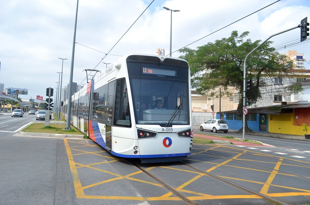 ATranvia's tweet image. PREMETRO:
NO A SU ELIMINACION
¡SI A SU MODERNIZACION Y DESARROLLO!
Seguimos con los ejemplos en nuestra Región
Hoy: SANTOS, SP, Brasil
VLT DE SANTOS
Línea 1 - inaug. en 2015 (en carril verde reservado)
Línea 2 (Centro) - Inaug. 1/12/25 (loop callejero)
Aprox. 25.000 pass/dia…